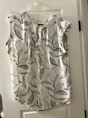 Liz Claiborne White Sleeveless Leaf-Print Top